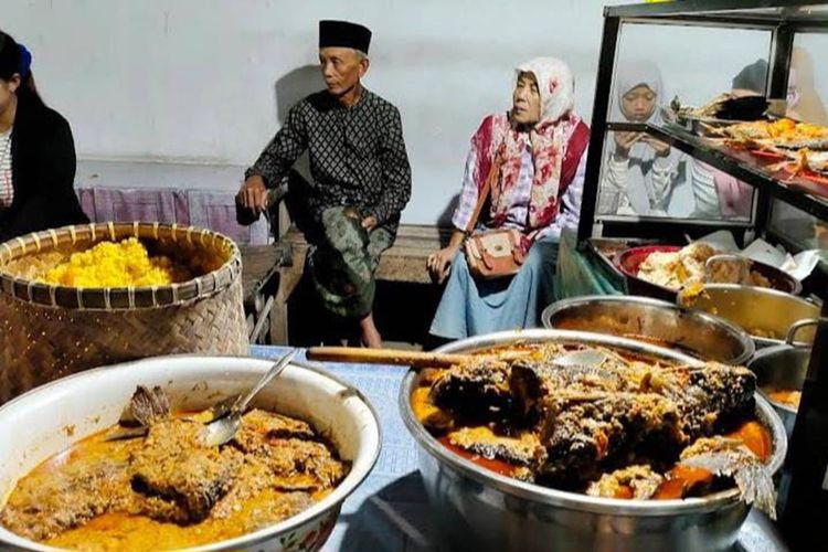 Dari Sego Sambel ke Nasi Pecel, 5 Kuliner Malam Kediri yang Menggugah Selera 4 AA1KALIg