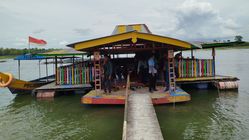 Warung Apung Pelangi, Kuliner dan Wisata Alam di Waduk Ngawi 1 AA1KFF6G